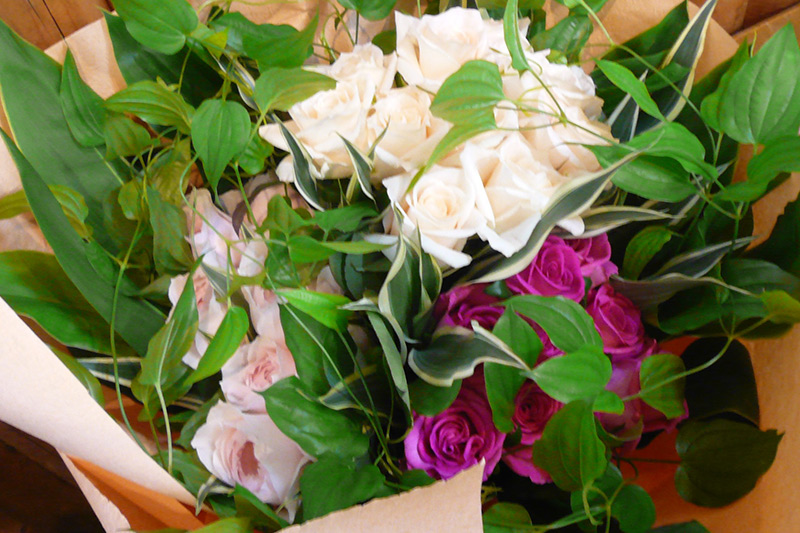 結婚記念日にバラとグリーンの花束
